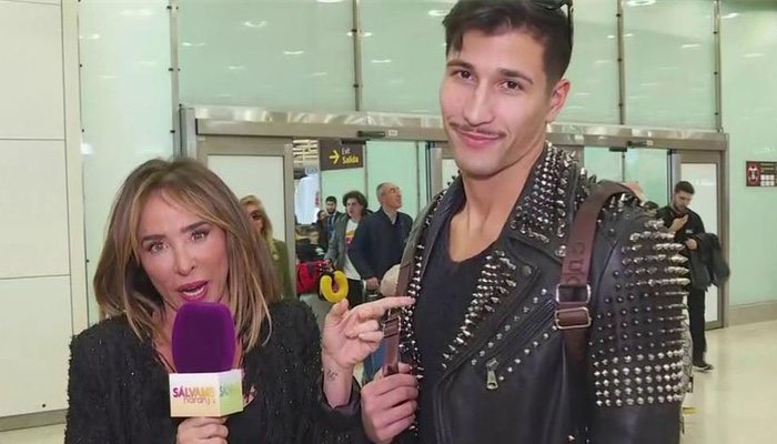 Gianmarco, con María Patiño a su llegada al aeropuerto de Barajas