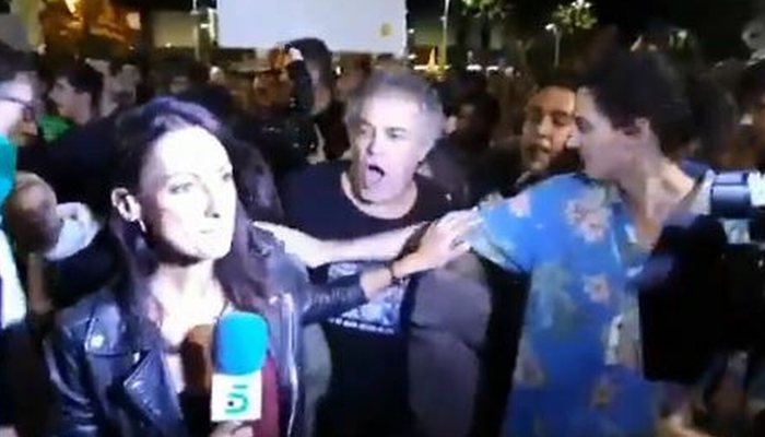 Una reportera de Telecinco en las jornadas de protesta en Cataluña