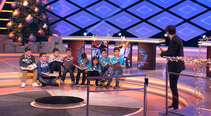 Juanra Bonet junto a los dos equipos de niños del especial infantil de '¡Boom!'