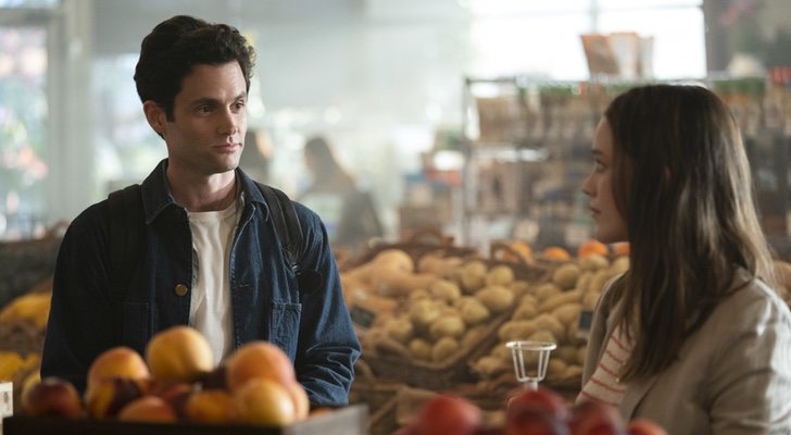Joe Goldberg (Penn Badgley) conoce a Love Quinn (Victoria Pedretti) en la segunda temporada de &#39;You&#39;