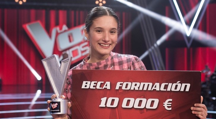 Irene Gil posa con el premio de ganadora de 'La Voz Kids 5'