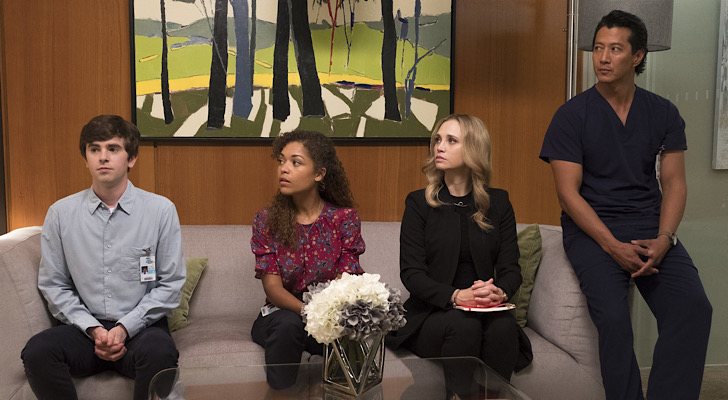 Freddie Highmore, Antonia Thomas, Fiona Gubelmann y Will Yun Lee en una escena de la segunda temporada de 'The Good Doctor'