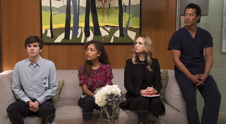 Freddie Highmore, Antonia Thomas, Fiona Gubelmann y Will Yun Lee en una escena de la segunda temporada de &#39;The Good Doctor&#39;