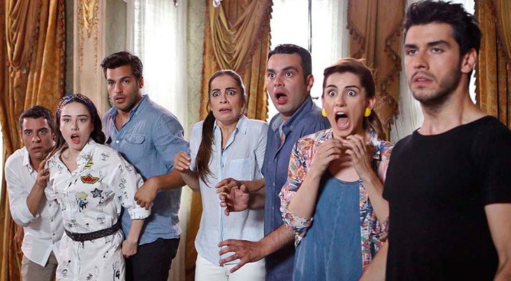 Parte del reparto principal de &#39;Kiraz Mevsimi&#39; en uno de los episodios
