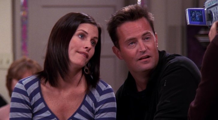 Monica y Chandler, lanzando la pullita en 'Friends'