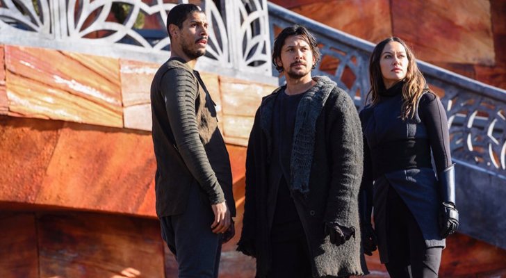 Bob Morley, Tasya Teles y Chuku Modu en 'Los 100'