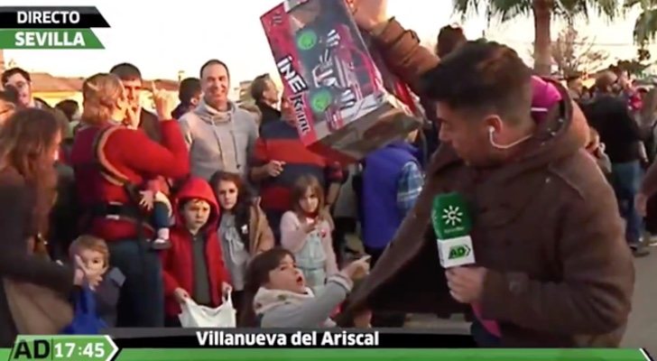 La niña alertando al reportero de &#39;Andalucía Directo&#39;