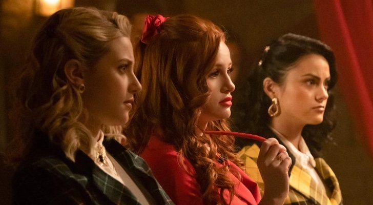 Lili Reinhart, Madelaine Petsch y Camila Mendes en 'Riverdale'