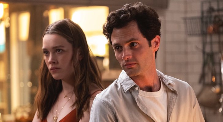 Victoria Pedretti y Penn Badgley en 'You'
