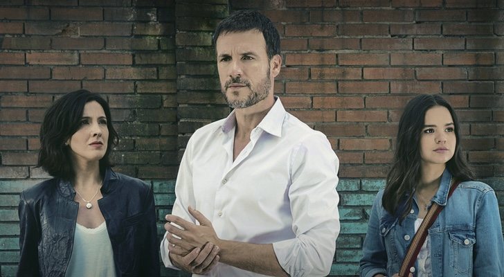 Daniel Grao, junto a Carolina Lapausa y Verónica Velásques, en 'Perdida'