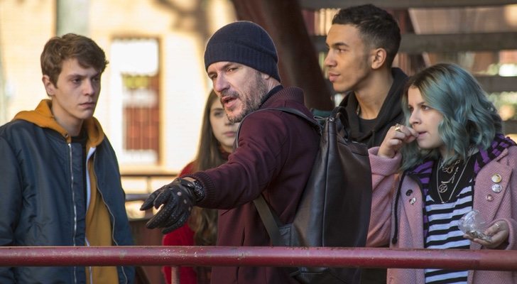 Daniel Grao, protagonista de 'HIT', junto a varios alumnos de la serie