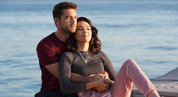 Furkan Andic y Aybüke Pusat, actores protagonistas de 'En todas partes, tú'