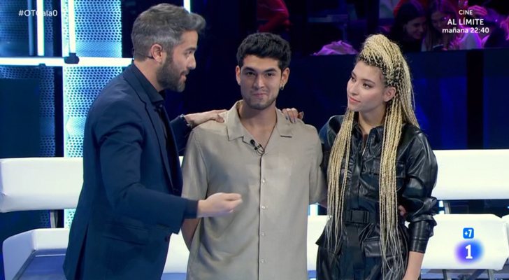 Roberto Leal junto a Adri y Valery en la Gala 0 de 'OT 2020'