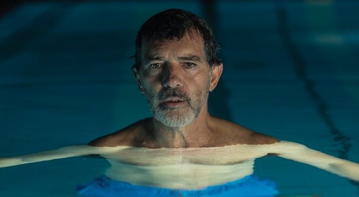 Antonio Banderas dando vida a Salvador Mallo en &quot;Dolor y Gloria&quot;