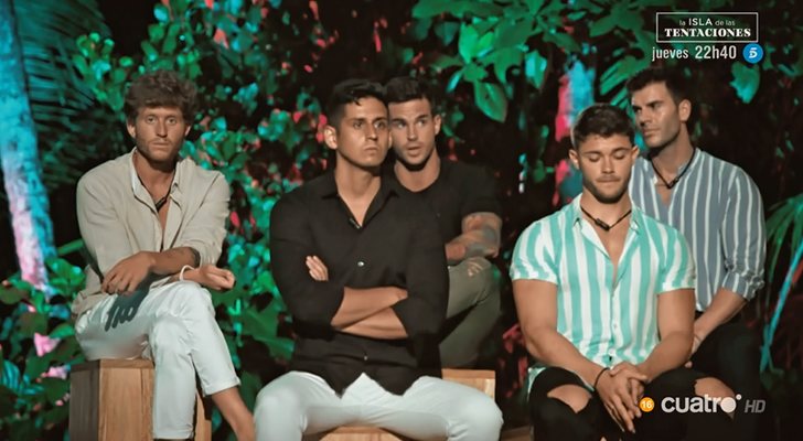 Los participantes de 'La isla de las tentaciones' en la primera ceremonia de la hoguera