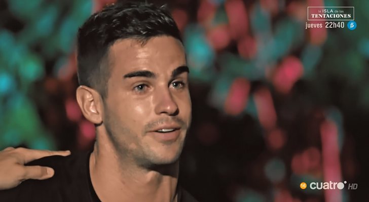 Álex, al borde del llanto tras ver a su pareja con los solteros de 'La isla de las tentaciones'