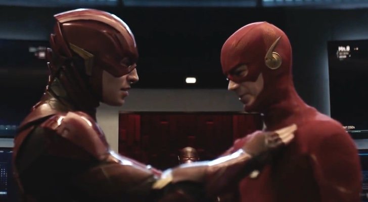 Ezra Miller y Grant Gustin en "Crisis en Tierras Infinitas"