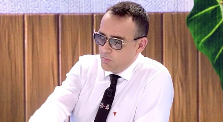 Risto Mejide, luciendo el pin antifascista en 'Todo es mentira'