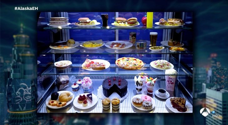 Alaska posee una vitrina en su casa con comida de plástico