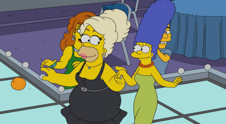 Homer vestido de mujer junto a Marge