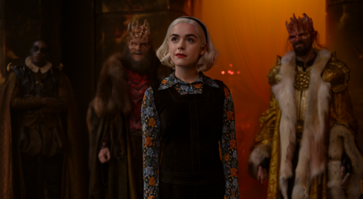 Sabrina rodeada de los duques del infierno en 'Las escalofriantes aventuras de Sabrina'
