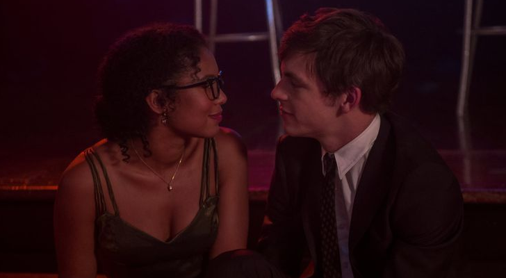 Roz y Harvey en un momento romántico de 'Sabrina'