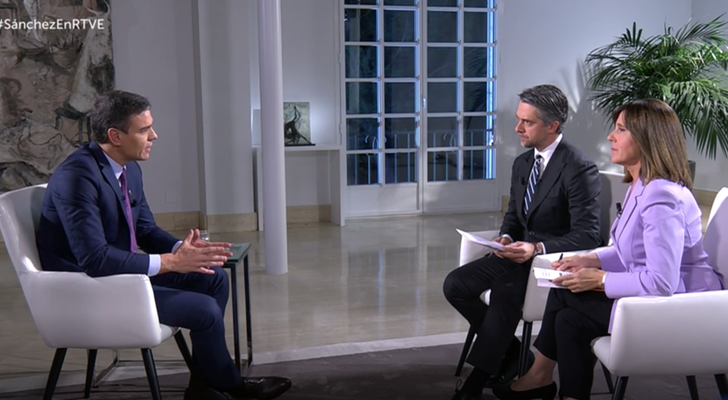 Pedro Sánchez junto a Carlos Franganillo y Ana Blanco