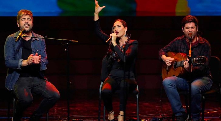 Estopa e India Martínez cantando en los Premios Odeón