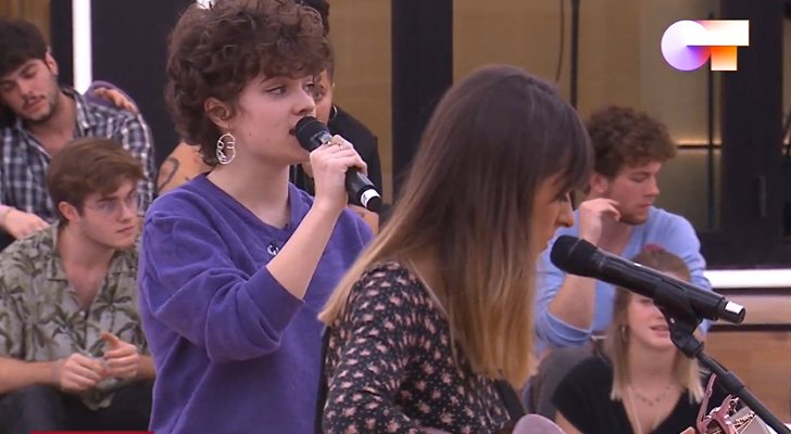 Anne y Maialen durante su actuación en el pase de micros de la Gala 2 de &#39;OT 2020&#39;