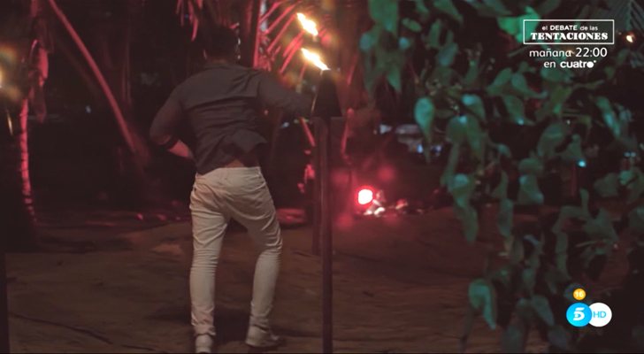 Christofer se quita el micrófono con violencia antes de tirarlo al suelo en 'La isla de las tentaciones'