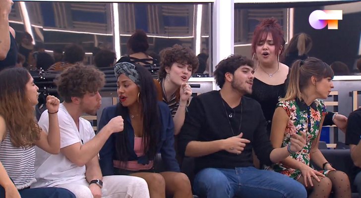Algunos concursantes de &#39;OT 2020&#39; en la actuación grupal del segundo pase de micros de la Gala 2