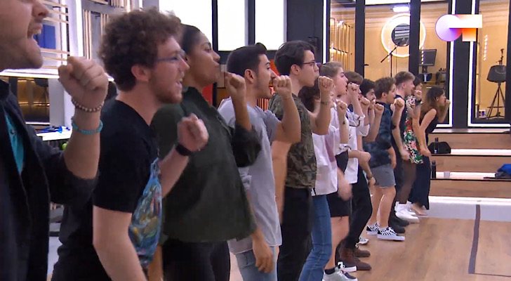 Los concursantes de &#39;OT 2020&#39; durante la actuación grupal en el segundo pase de micros de la Gala 3