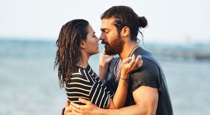 Demet Özdemir y Can Yaman se besan como Sanem y Can Devit en &#39;Erkenci Kus&#39;