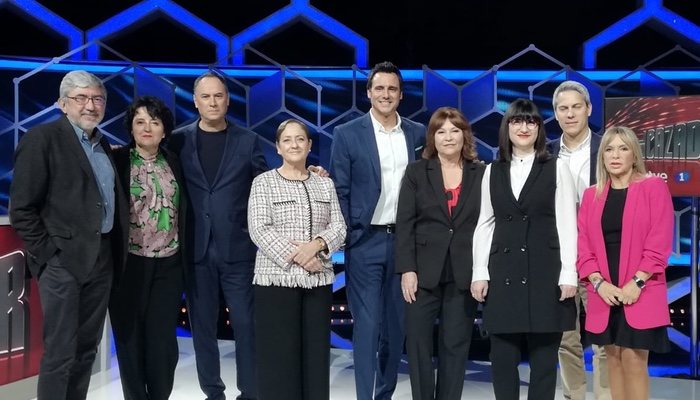 El presentador Ion Aramendi, junto a los concursantes profesionales de 'El cazador'