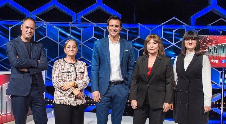 Ion Aramendi junto a los cuatro cazadores del programa: Erundino Alonso, Paz Herrera, Ruth de Andrés y Lilit Manukyan