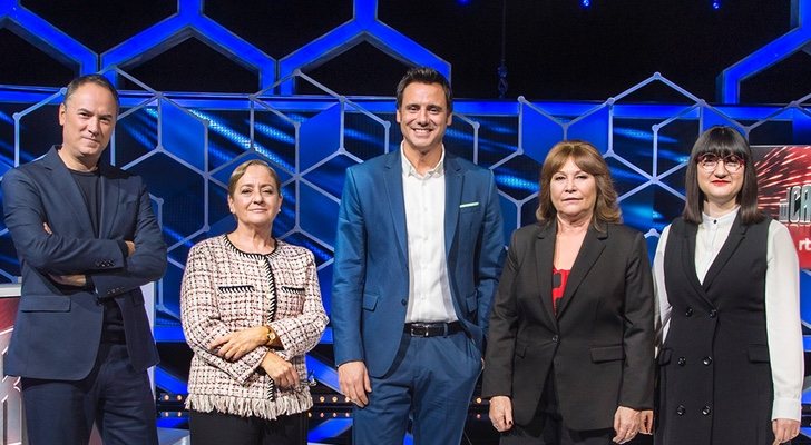 Los concursantes de 'El cazador' junto a Ion Aramendi, presentador del programa