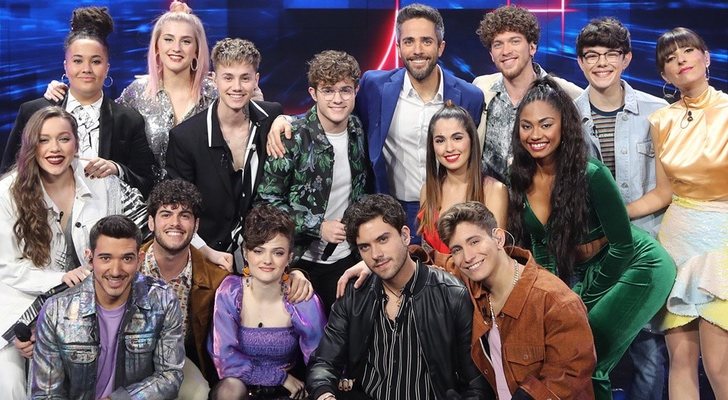 Roberto Leal junto a los concursantes de 'OT 2020'