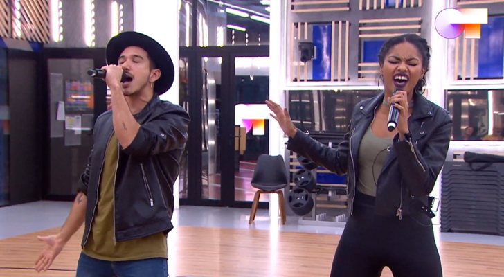 Bruno y Nia durante su actuación en el primer pase de micros de la Gala 4 de 'OT 2020'