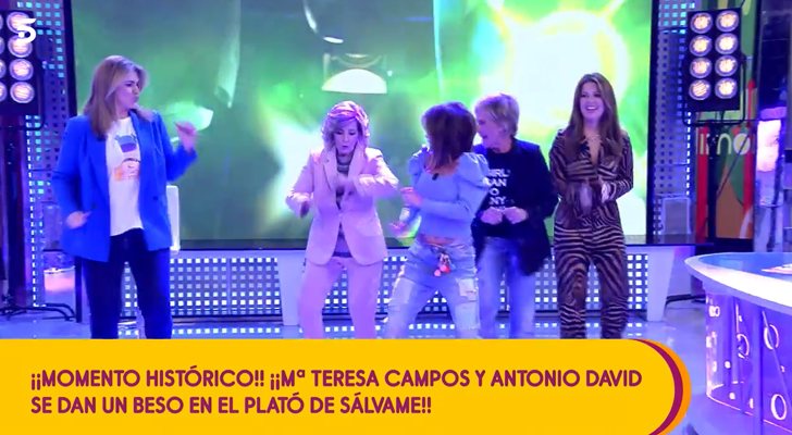 María Teresa Campos baila con Carlota Corredera y varias colaboradoras de 'Sálvame'