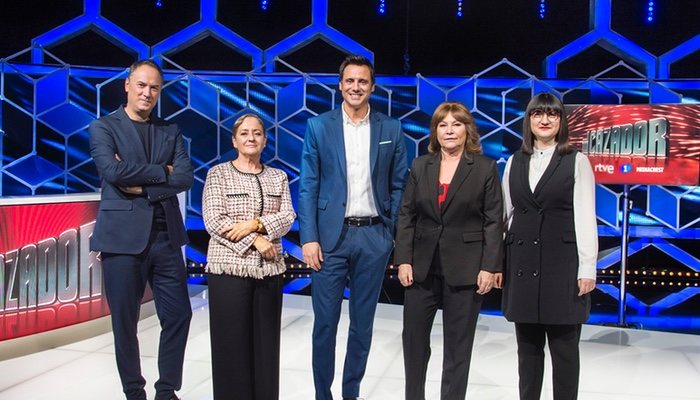 El presentador Ion Aramendi y los concursantes profesionales de 'El cazador'