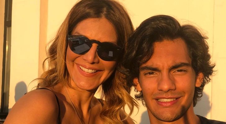 Alejandro, junto a su madre, Ivonne Reyes