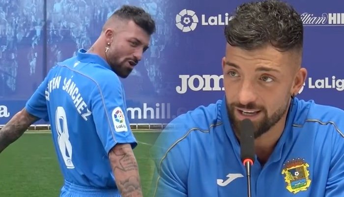 Rubén Sánchez luce su camiseta en el estadio del Fuenlabrada