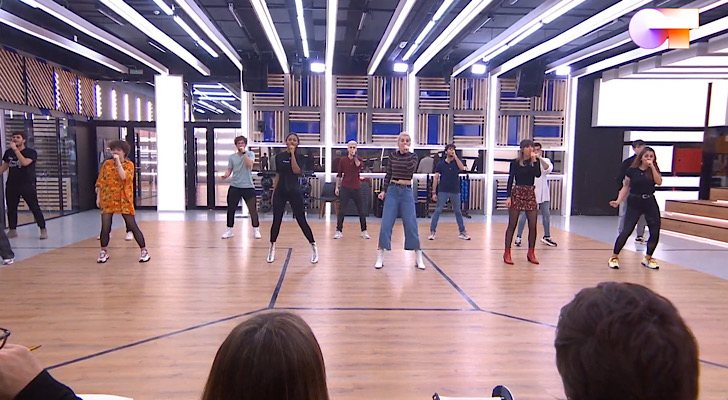 Los chicos de 'OT 2020' durante la actuación grupal del segundo pase de micros de la Gala 5