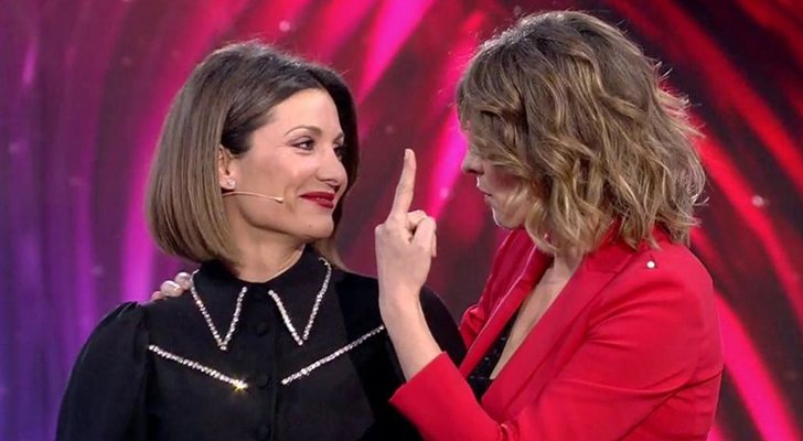 Nagore Robles y Sandra Barneda durante su reencuentro ante las cámaras en &#39;El debate de las tentaciones&#39;