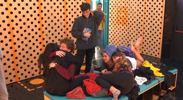 Nia es consolada por varios compañeros