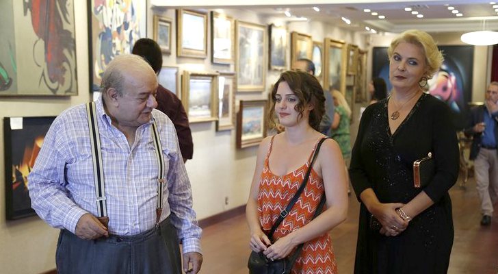 Aysegül, junto al abuelo y la madre de Can en 'Situación sentimental: complicada'