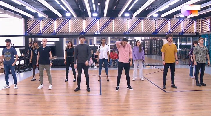 Los concursantes justo antes de arrancar la actuación grupal en el segundo pase de micros de la Gala 6 de &#39;OT 2020&#39;
