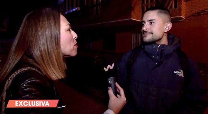 Aitor, hermano de Adara, durante su breve encuentro con una reportera de 'Viva la vida'