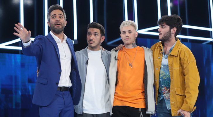 Roberto Leal con Bruno, Hugo y Rafa en la Gala 6 de 'OT 2020'