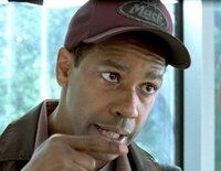 "Jon Q" trata de subsistir como puede, pero su hijo necesita un transplante de corazón que no puede pagar, por eso, decide secuestrar las urgencias de un hospital